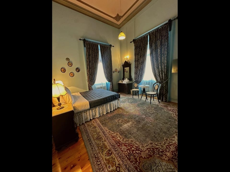 Bed, Photo of the whole room, Seating area, Bedroom