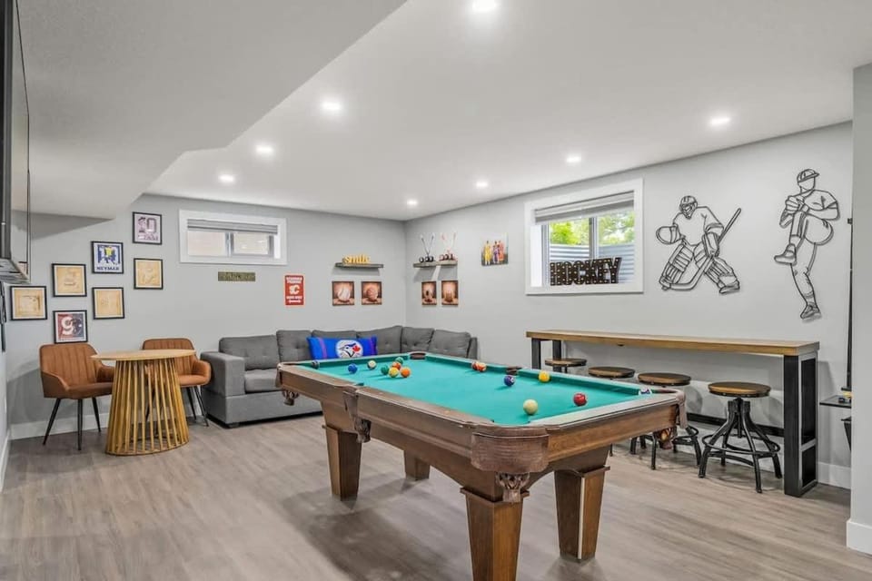 The Experience - Pool Hot Tub Theater Games Rm Pub House in Calgary