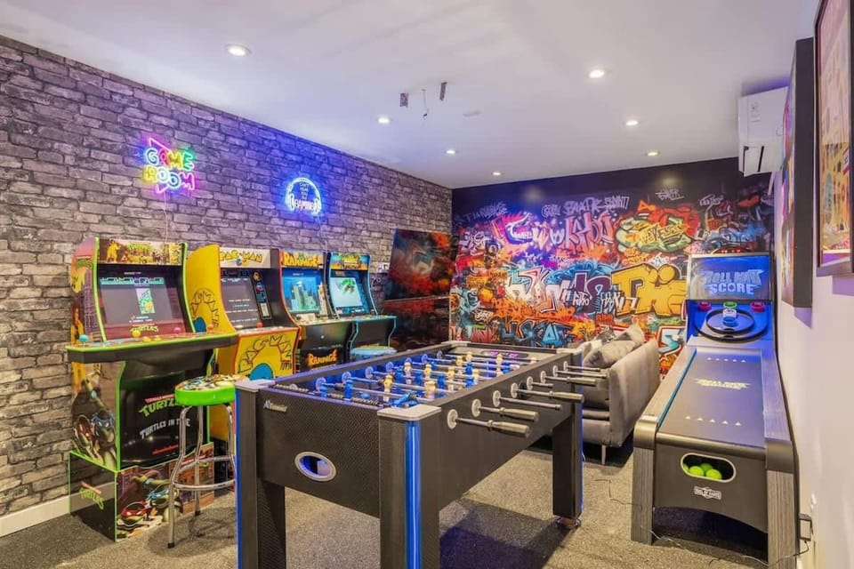 The Experience - Pool Hot Tub Theater Games Rm Pub House in Calgary