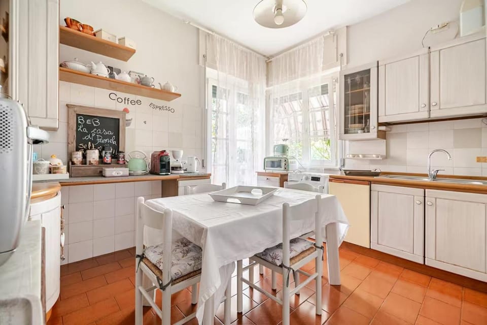 Coffee/tea facilities, Kitchen or kitchenette, oven, stove, toaster