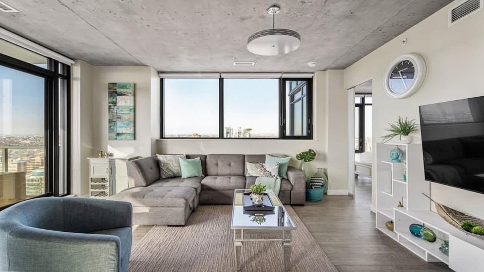 Executive Sky LUX - 2 BD 2BA Views Pool Patio & Gym House in Calgary