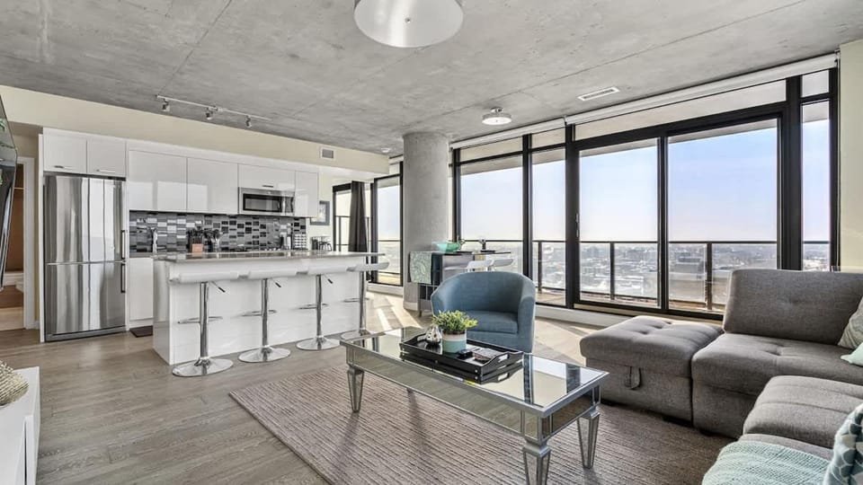 Executive Sky LUX - 2 BD 2BA Views Pool Patio & Gym House in Calgary