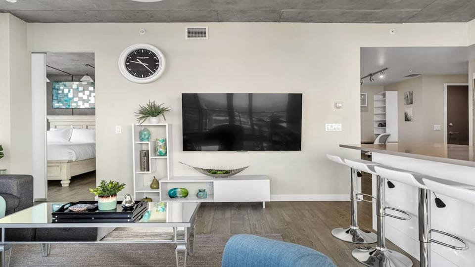 Executive Sky LUX - 2 BD 2BA Views Pool Patio & Gym House in Calgary