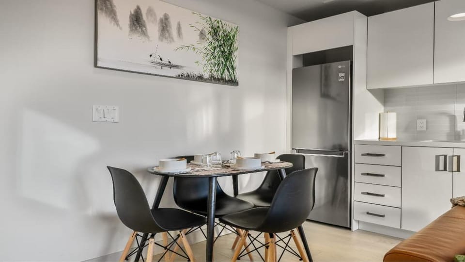 Miso 2 BD - Skyline View Patio Gym Pool & AC House in Calgary