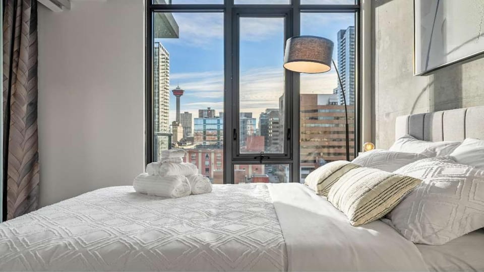 Miso 2 BD - Skyline View Patio Gym Pool & AC House in Calgary