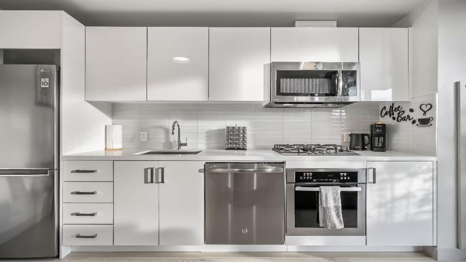 Miso 2 BD - Skyline View Patio Gym Pool & AC House in Calgary