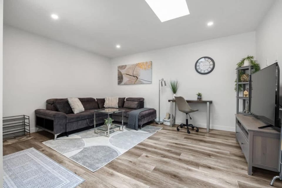 Winston Suite 2BR 1BA - Carriage Suite with Garage House in Calgary