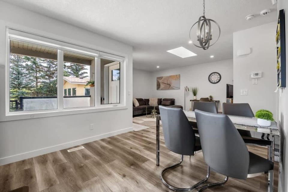 Winston Suite 2BR 1BA - Carriage Suite with Garage House in Calgary