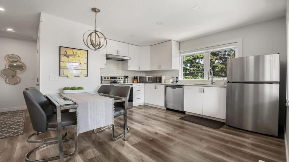 Winston Suite 2BR 1BA - Carriage Suite with Garage House in Calgary