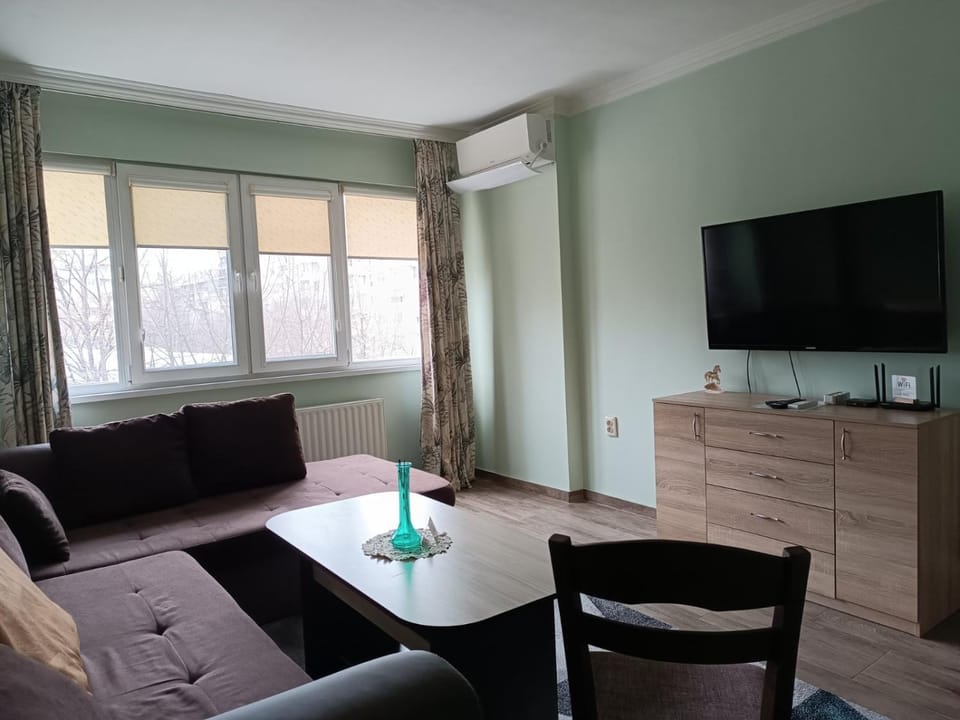 TV and multimedia, Living room, Photo of the whole room, Seating area, air conditioner