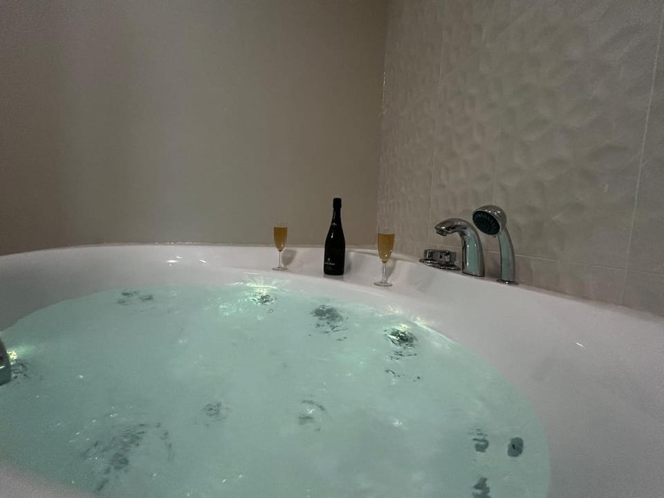E1 Reton magnifique T3 RDC terrasse et jacuzzi Apartment in Epernay