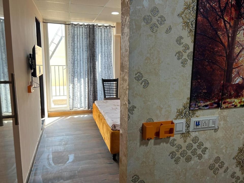 Bed, TV and multimedia, Living room, Photo of the whole room, Seating area, Bedroom
