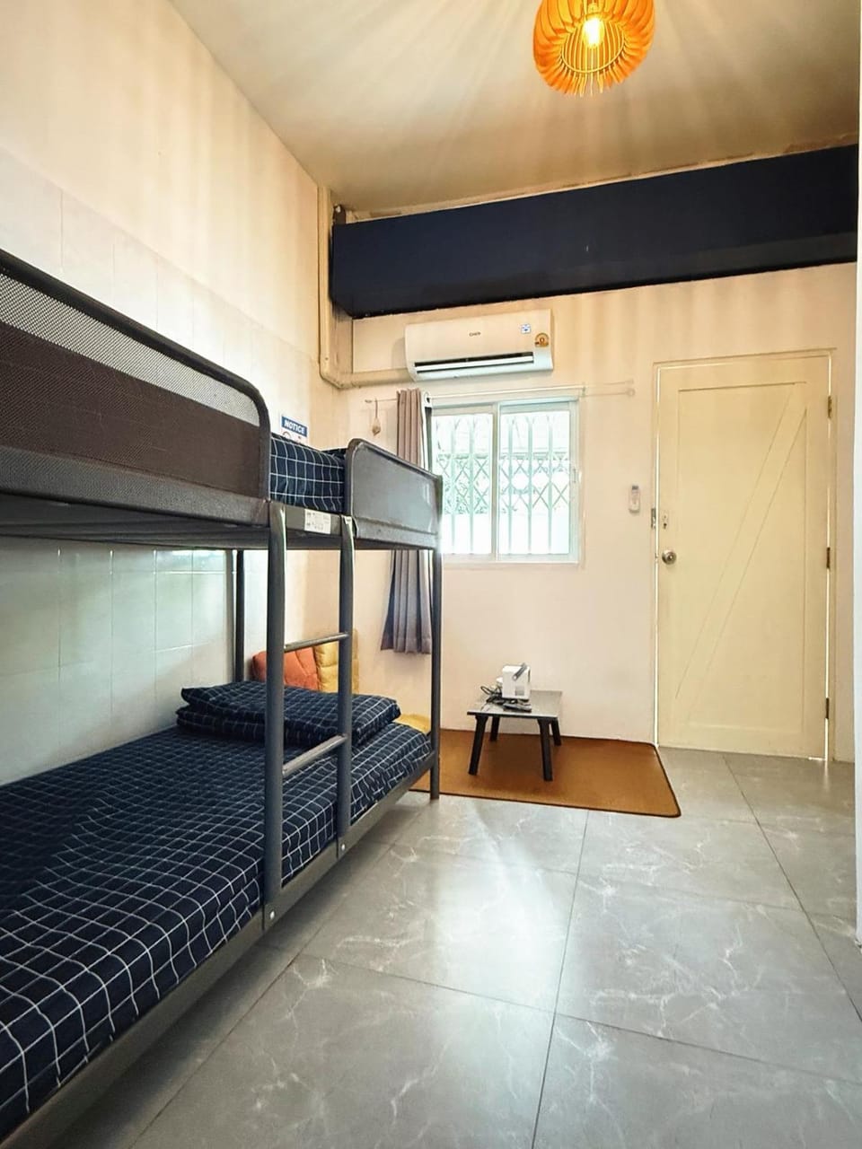 Seating area, bunk bed