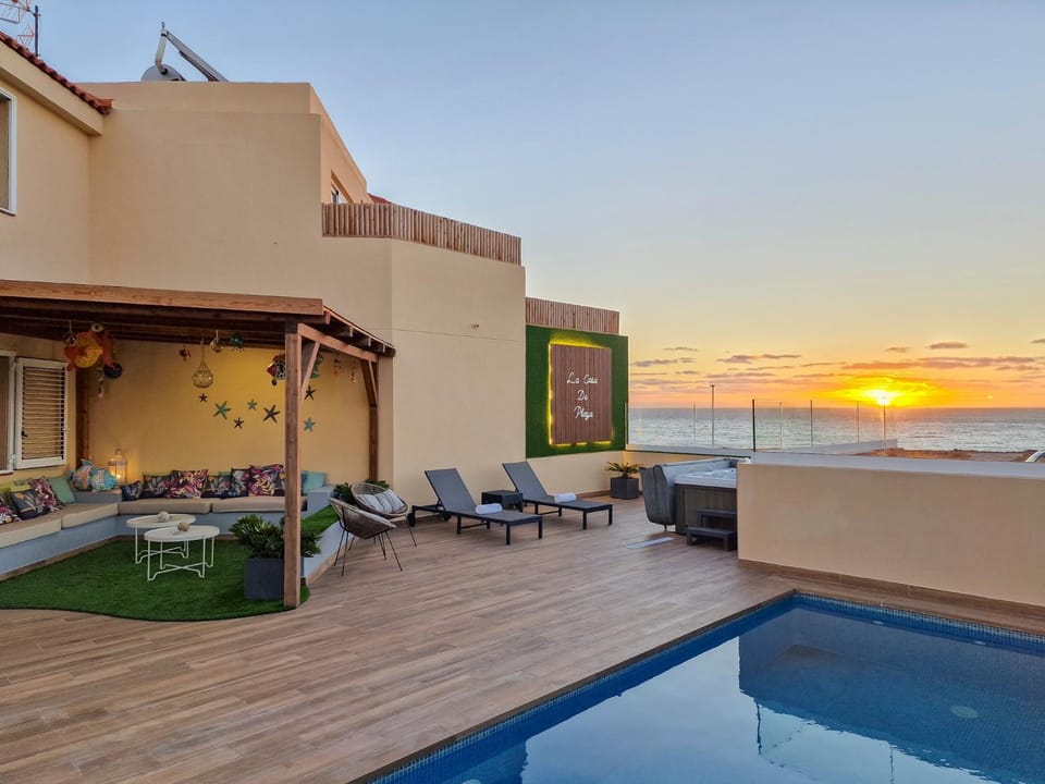 Natural landscape, View (from property/room), Balcony/Terrace, Pool view, Sea view, Sunrise, sunbed