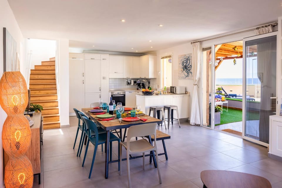 Kitchen or kitchenette, Living room, Dining area