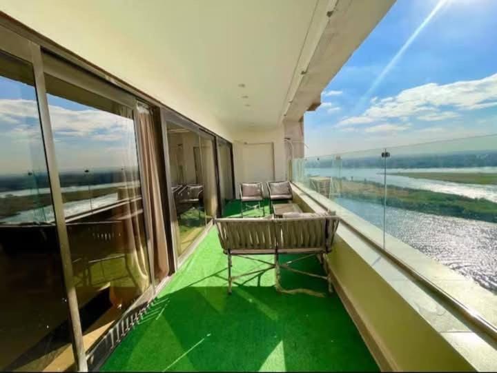 شقة فندقية vip للإيجار علي النيل كورنيش المعادى ڤيو الأهرامات Apartment in Cairo Governorate