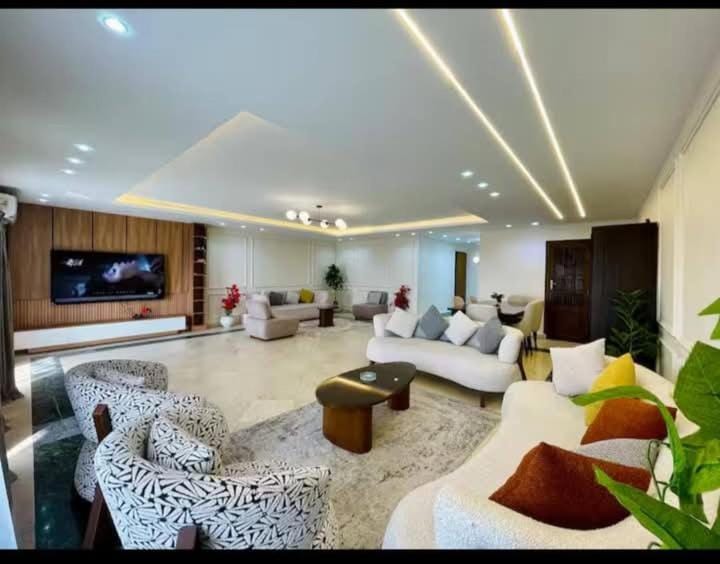 شقة فندقية vip للإيجار علي النيل كورنيش المعادى ڤيو الأهرامات Apartment in Cairo Governorate