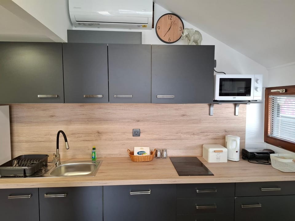 Coffee/tea facilities, Kitchen or kitchenette, stove, toaster