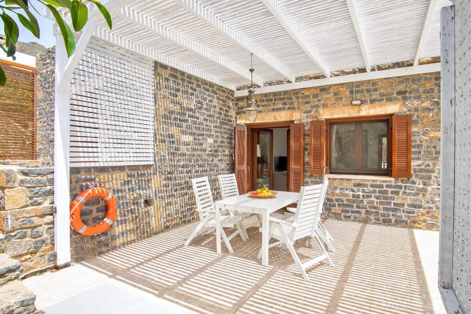 Patio, Day, Balcony/Terrace, Seating area