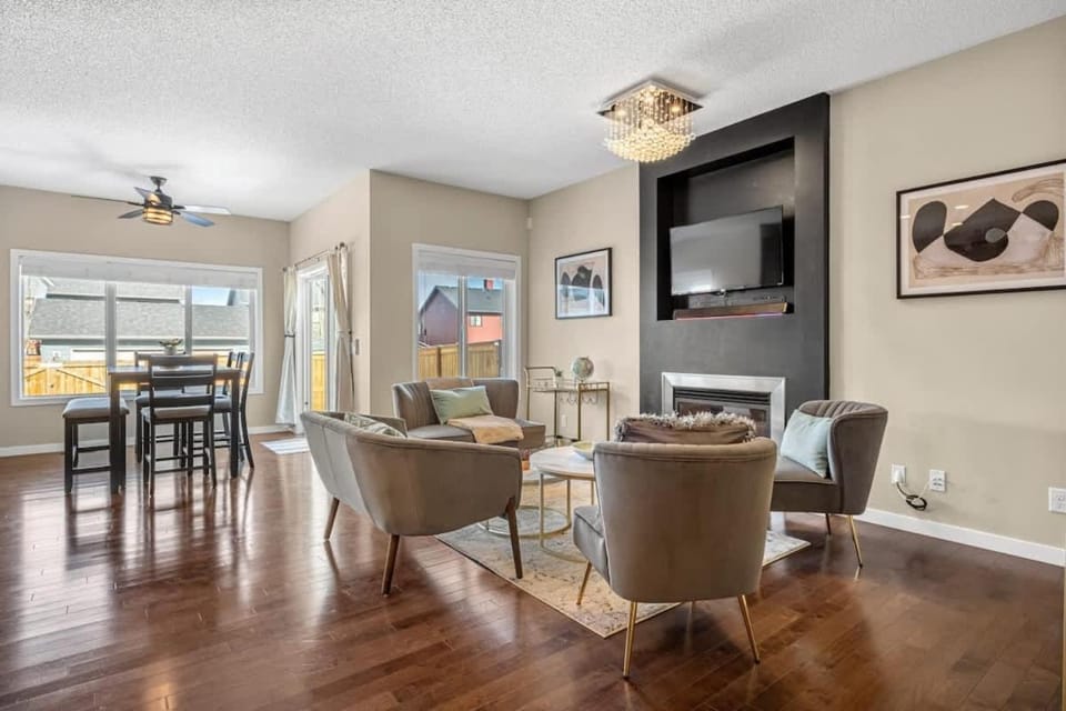 The Trenta - 4BD 3BA 2 Kitchen Stunner House in Calgary