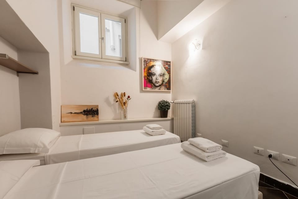 Bedroom, towels