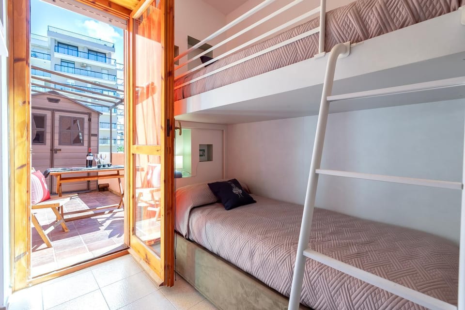 Bedroom, bunk bed