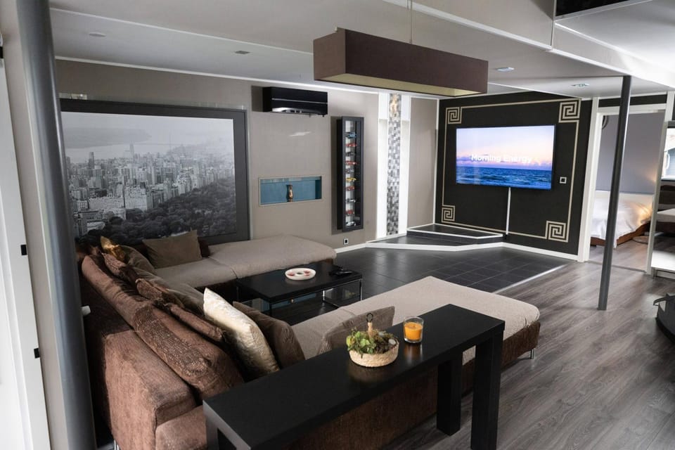 Communal lounge/ TV room