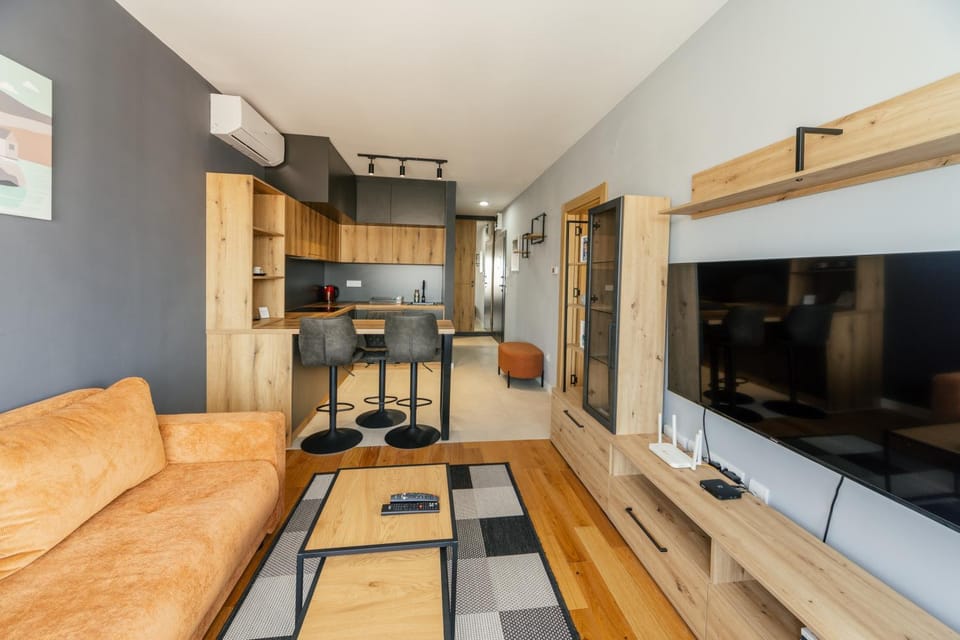 TV and multimedia, Living room, Seating area, Dining area, internet, kitchen