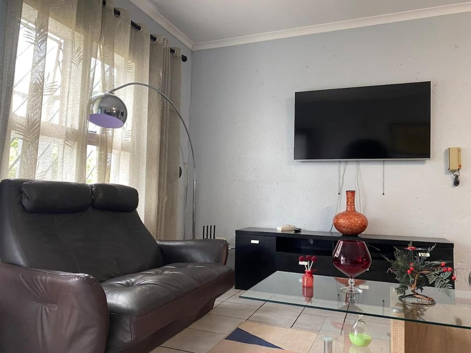Cozy two bedroom apartment with Study Apartment in Sandton