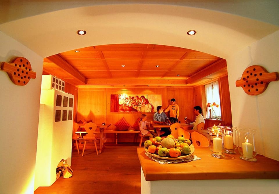 Restaurant/places to eat, Seating area, Buffet breakfast
