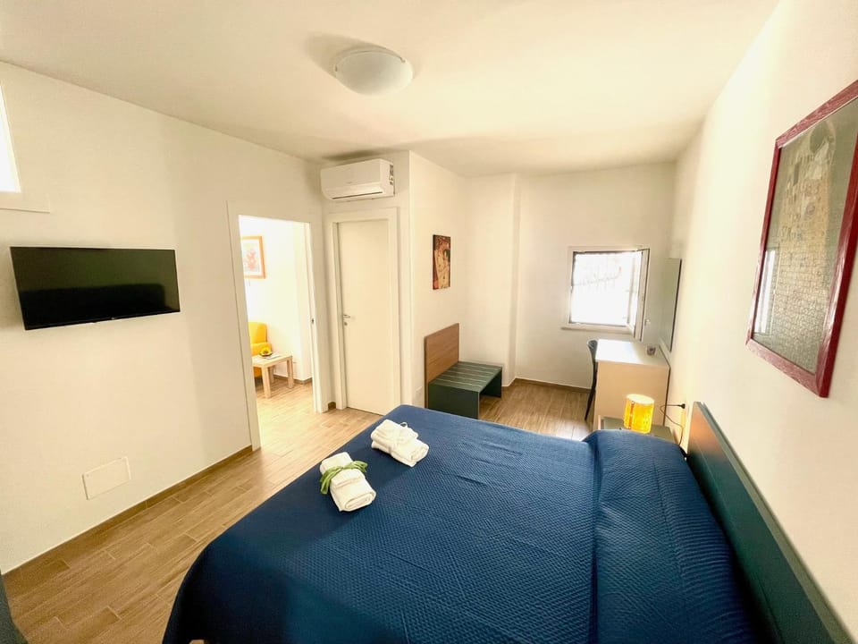 Bed, TV and multimedia, Photo of the whole room, Bedroom, towels
