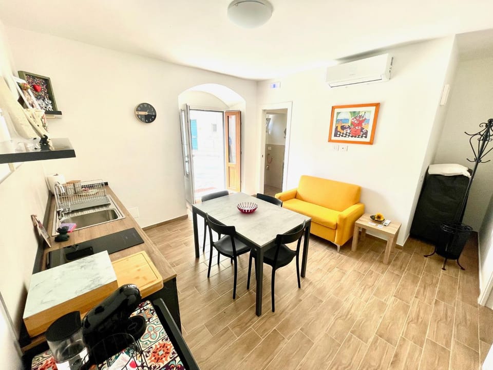 Kitchen or kitchenette, Living room, Seating area, Dining area, minibar, air conditioner