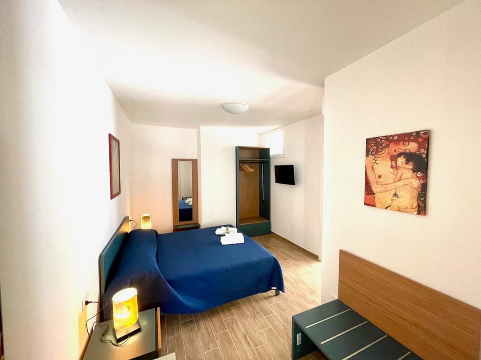 Bed, TV and multimedia, Photo of the whole room, Bedroom