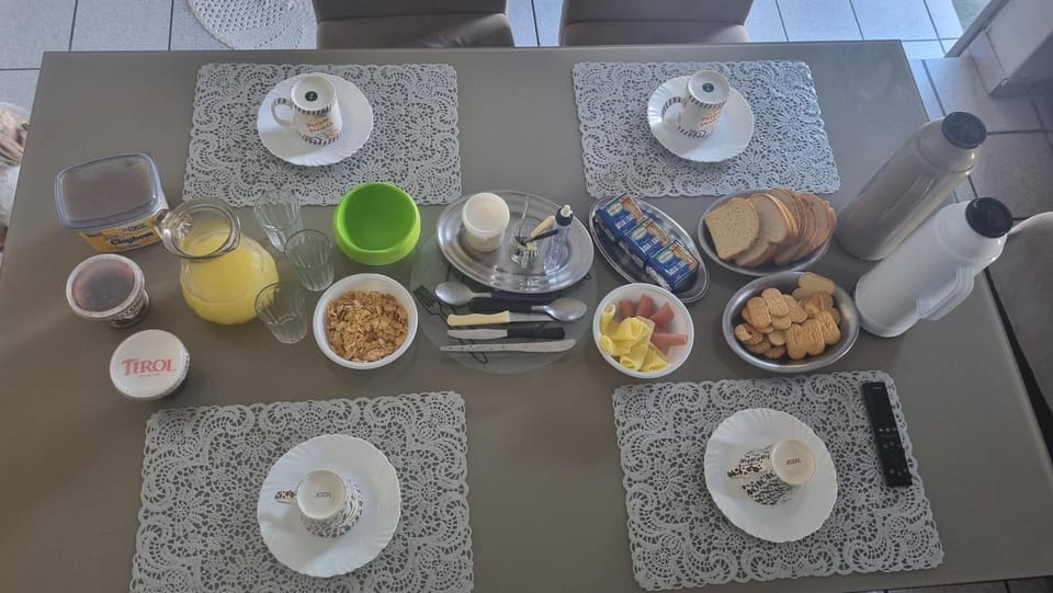 Coffee/tea facilities, Food and drinks, Food, Breakfast, Continental breakfast, Drinks