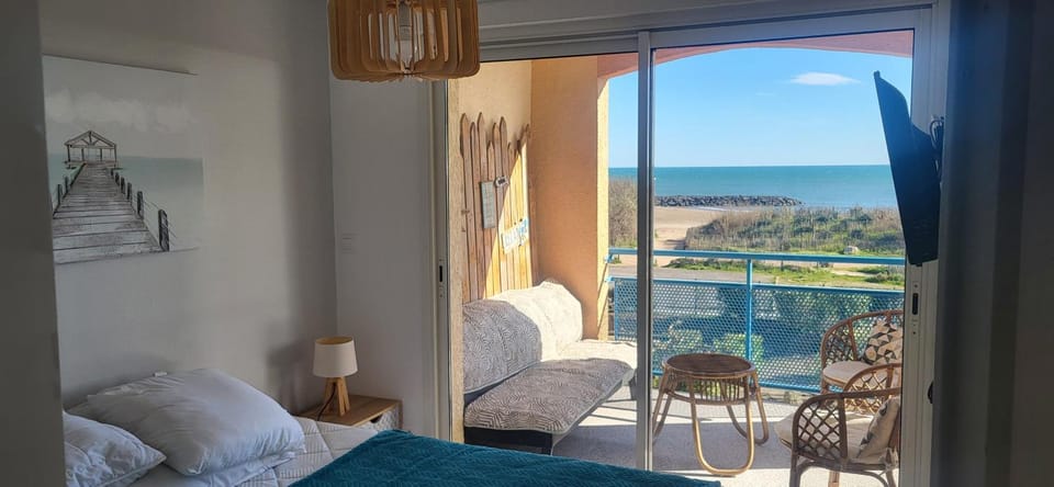 Photo of the whole room, Sea view