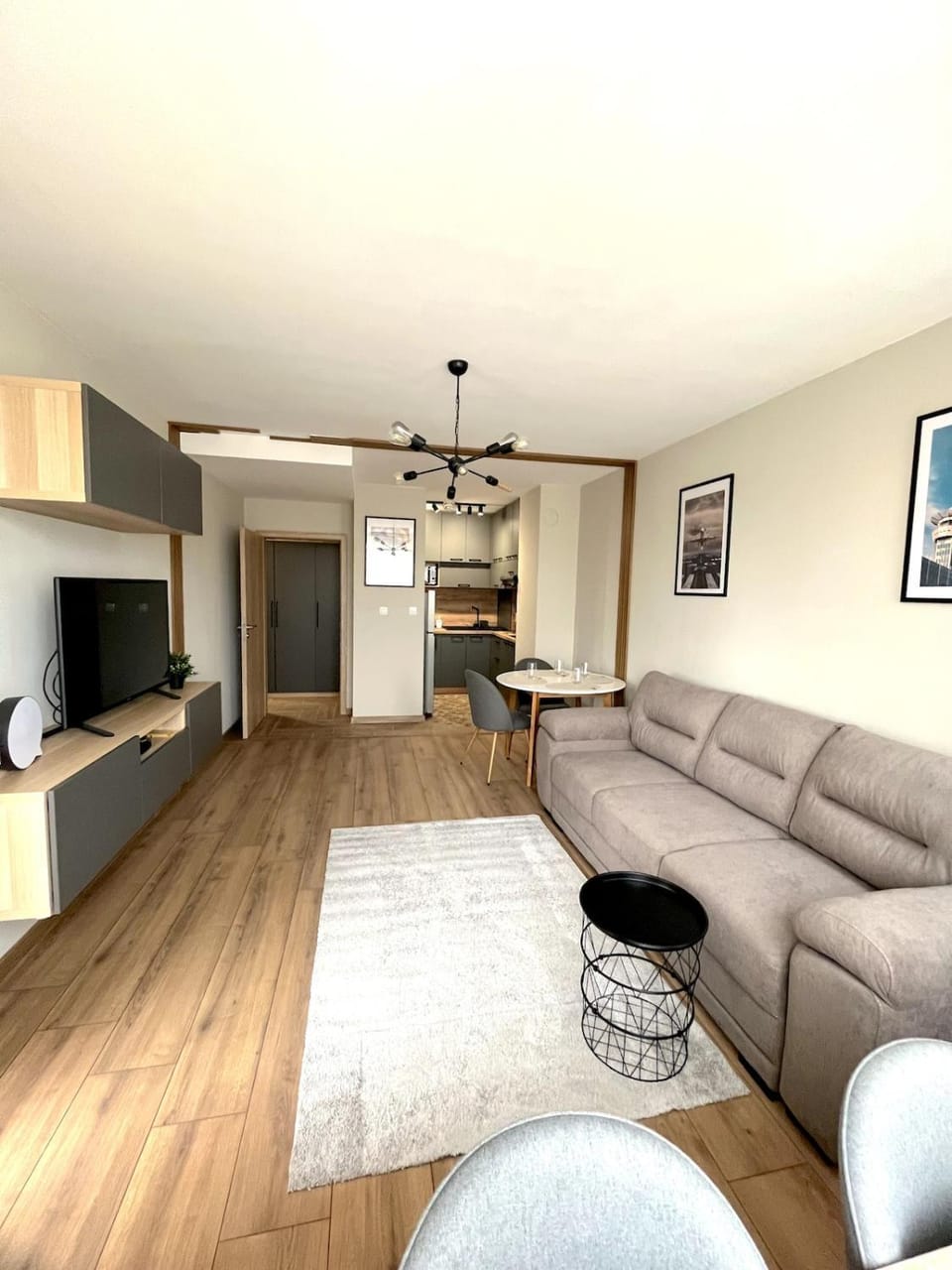 TV and multimedia, Kitchen or kitchenette, Living room, Seating area, Dining area
