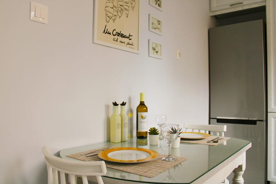 Kitchen or kitchenette, Dining area