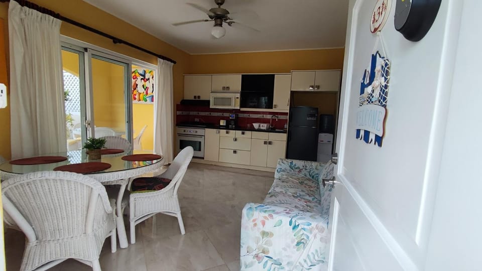 Kitchen or kitchenette, Living room, Seating area, oven