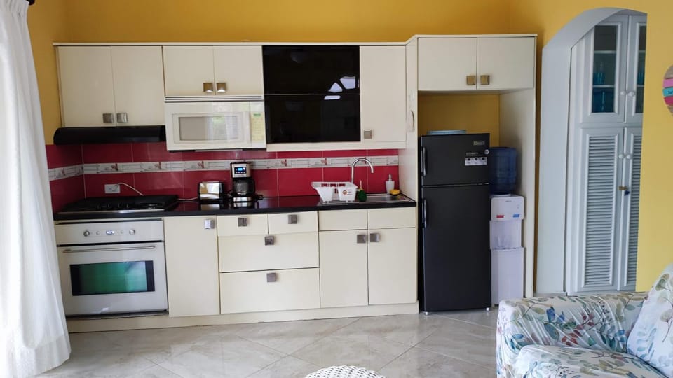 Coffee/tea facilities, Kitchen or kitchenette, oven, stove, toaster