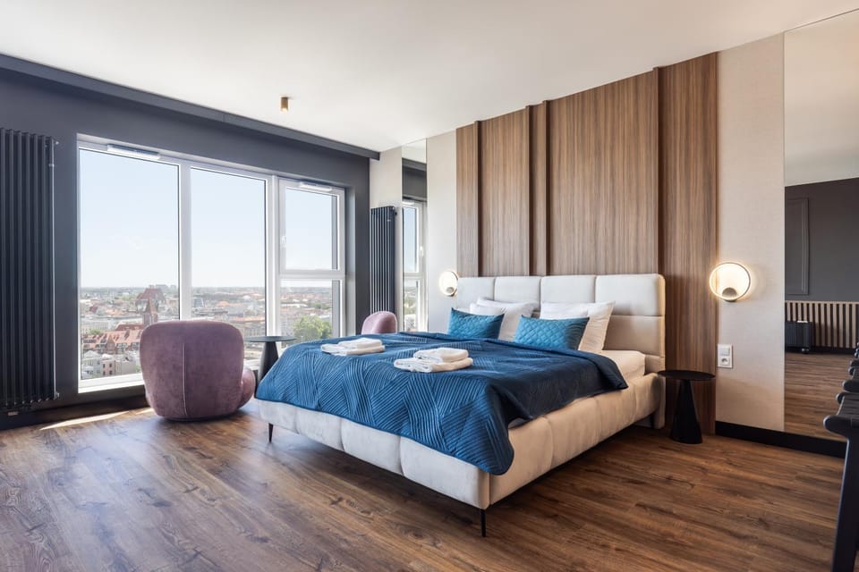 Bed, City view, Landmark view