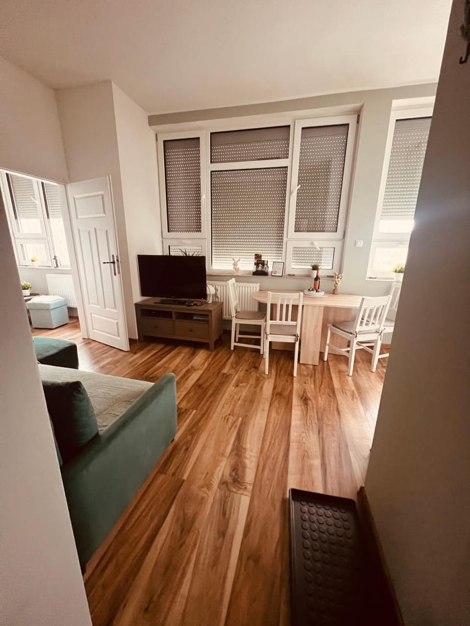 TV and multimedia, Living room, Seating area, Dining area