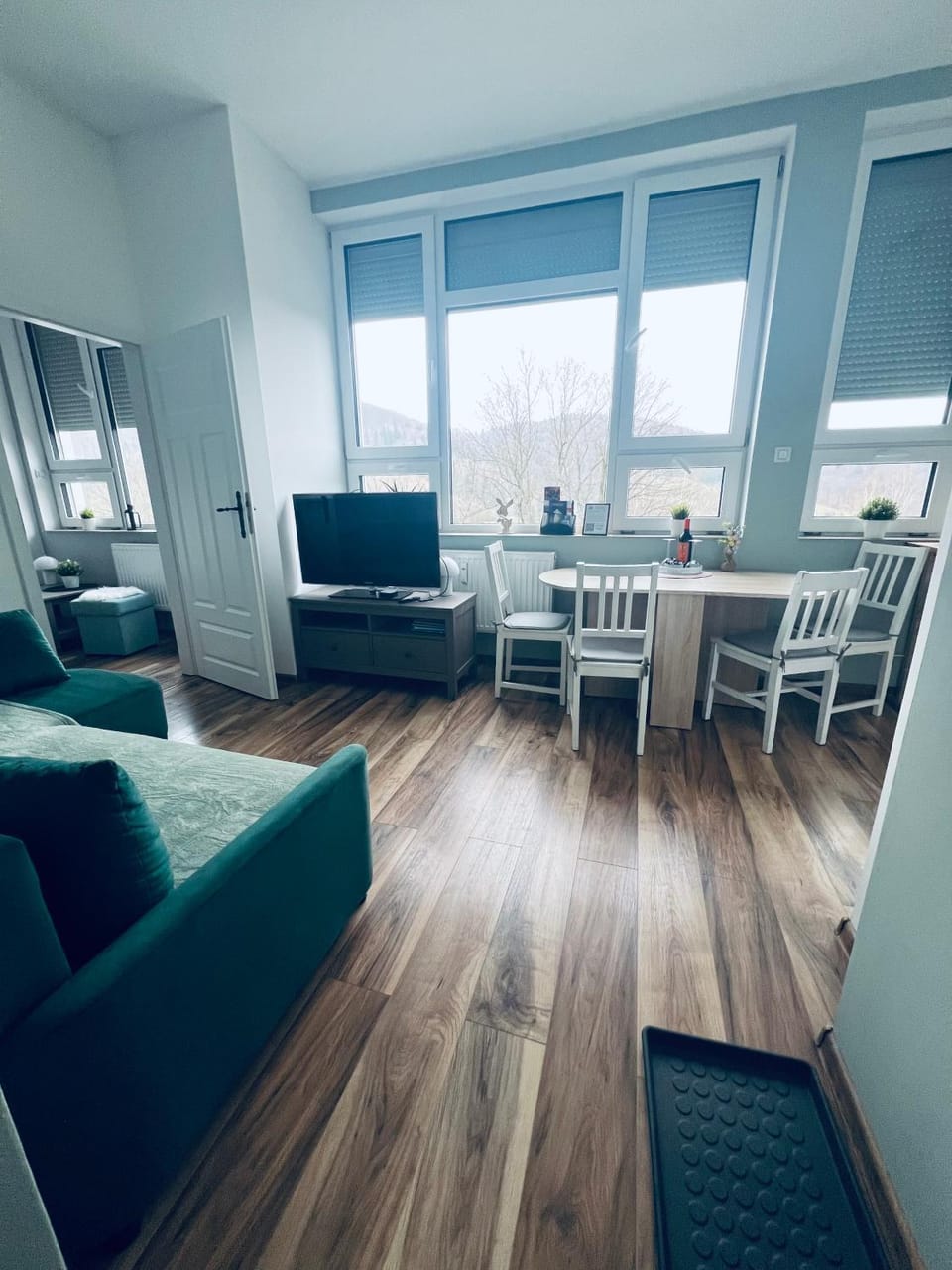 TV and multimedia, Living room, Seating area, Dining area
