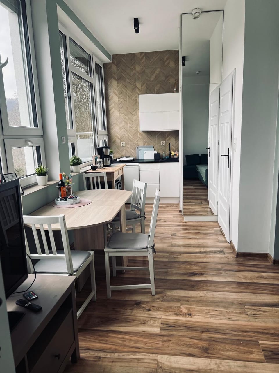 Kitchen or kitchenette, Living room, Seating area, Dining area