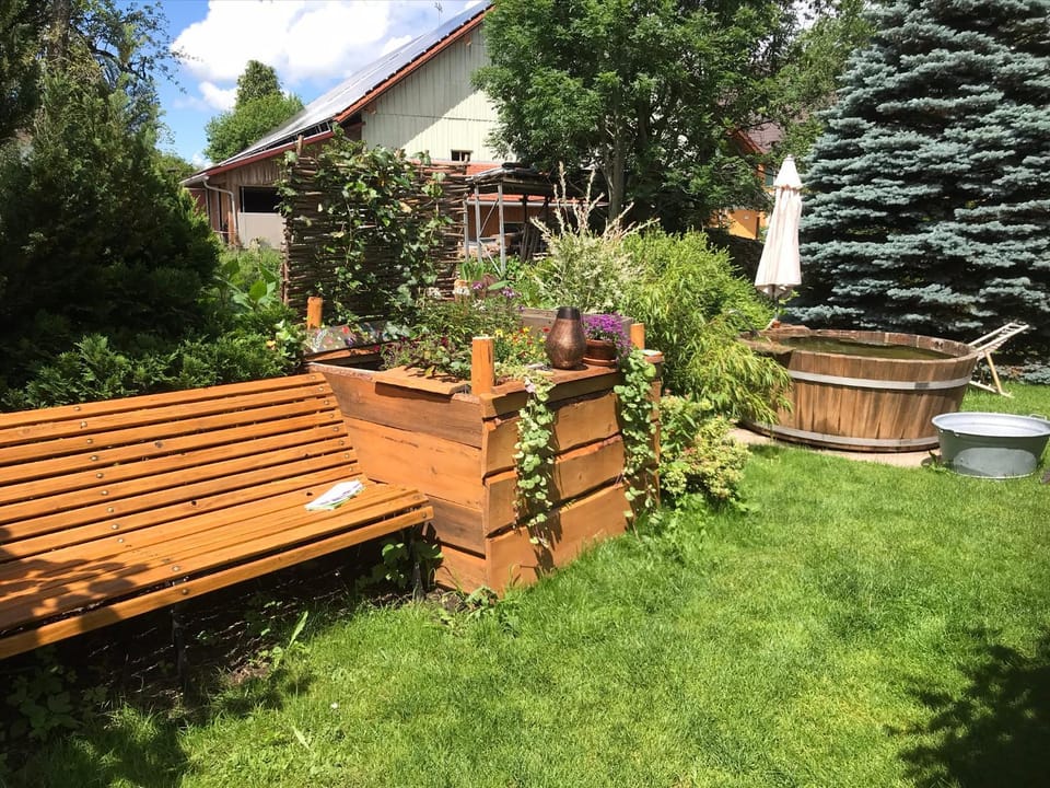 Garden, Hot Tub