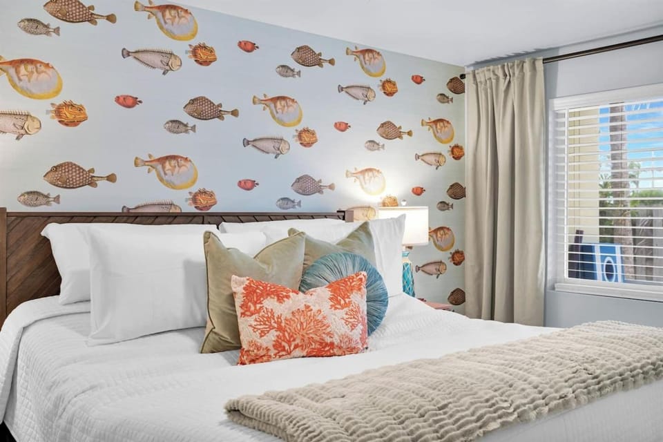 1st Floor, Boat Slip, King Adj Bed, Heated Pool House in Key Colony Beach