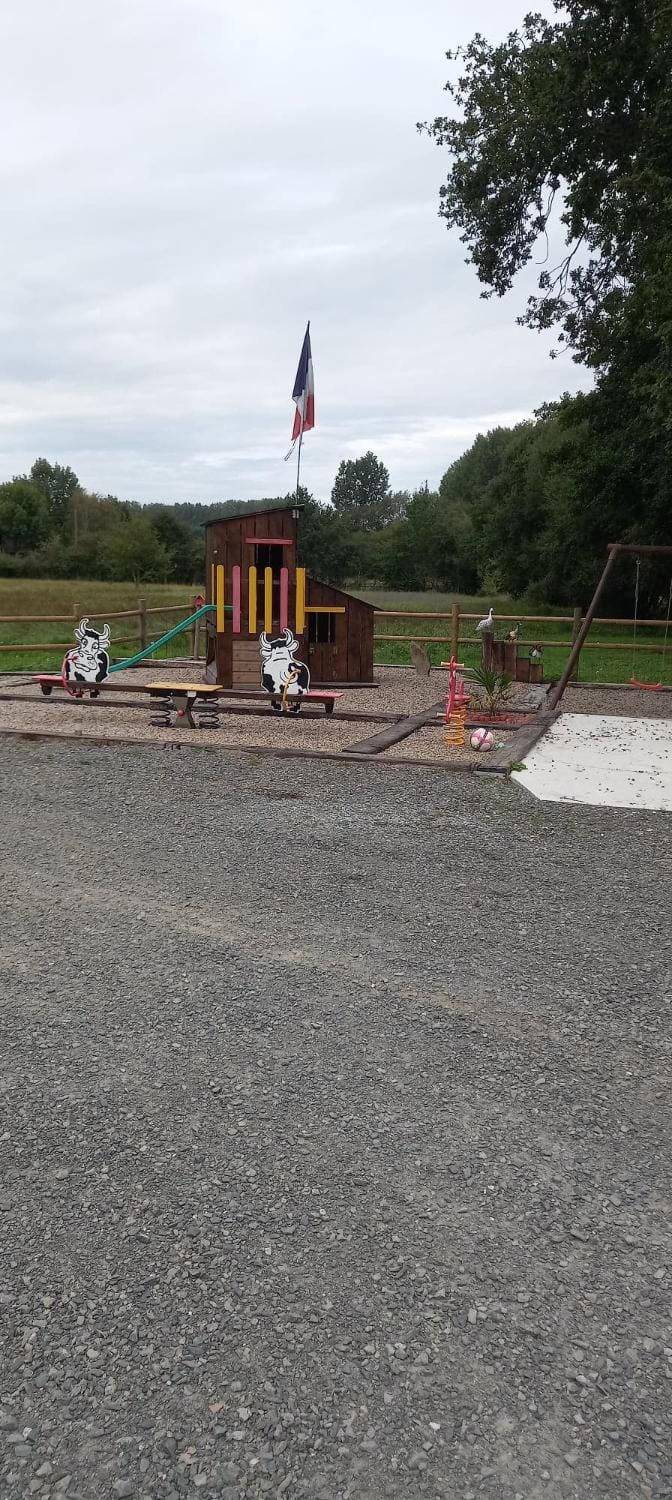 Un endroit au calme 72110 Campground/ 
RV Resort in Centre-Val de Loire