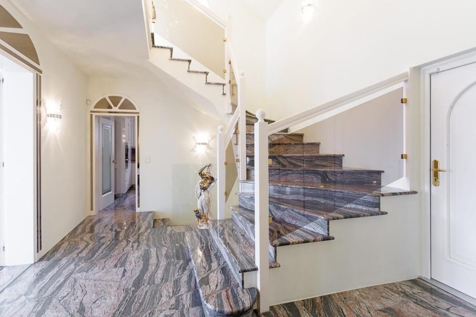 Luxury Villa with Indoor Pool, Jacuzzi, Sauna & Breathtaking City View Apartment in Vienna