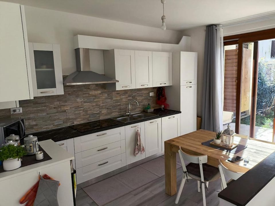 Kitchen or kitchenette, Dining area, dishwasher, stove