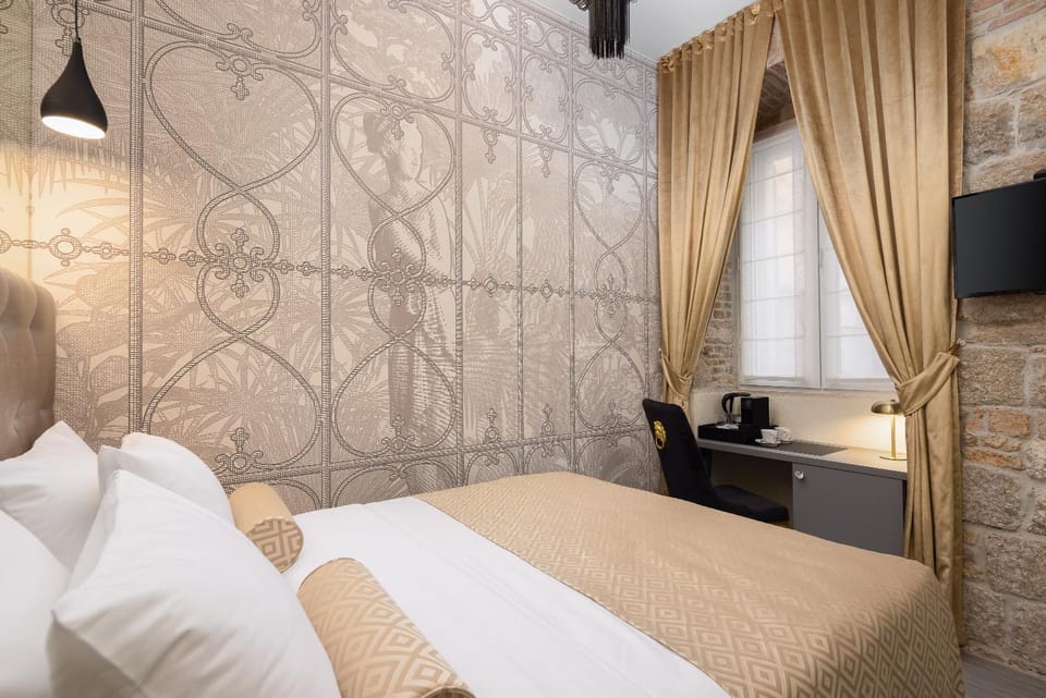 Bed, TV and multimedia, Photo of the whole room, Bedroom