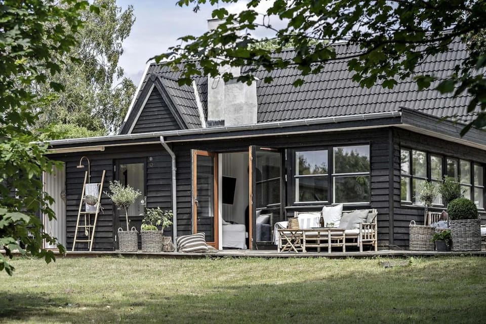 Property building, Patio, Spring, Garden, Garden view